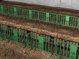 Clôture périmétrique constituée de barrières de chantier en polypropylène, pour délimitation des excavations ouvertes